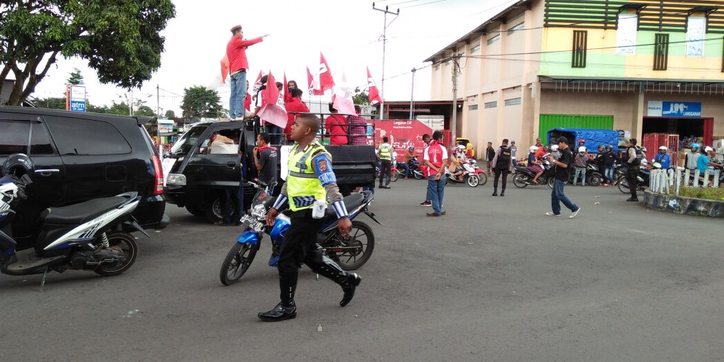 Personil Polres Ngada Kawal Ketat Orasi Penolakan Revisi UU MD3