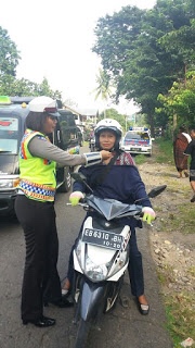 Polwan Polres Sikka Beraksi Di Jalan Raya