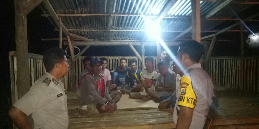 Personil Polsek Loura Sambangi Warga Dengan Memberikan Himbauan Kamtibmas