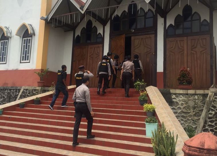 Personil Polres Manggarai Melaksanakan Kegiatan Sterilisasi Gereja Sebelum Pelaksanaan Ibadah Paskah