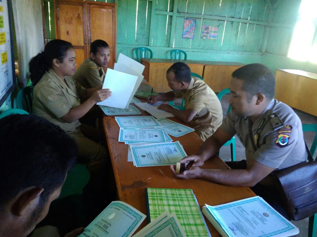 Jelang Pilkada NTT 2018, Bhabinkamtibmas Desa Buar silaturahmi ke Kantor Desa Bangka Ruang