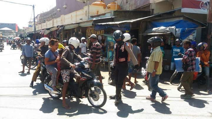 Sambil Patroli, Unit Turjawali Sabhara Polres Belu Atur Kemacetan di Pasar Baru