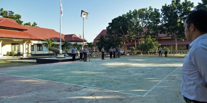 Polri Berkabung, Polres Mabar Kibarkan Bendera Setengah Tiang Sebagai Wujud Penghormatan Atas Gugurnya Bhayangkara Sejati