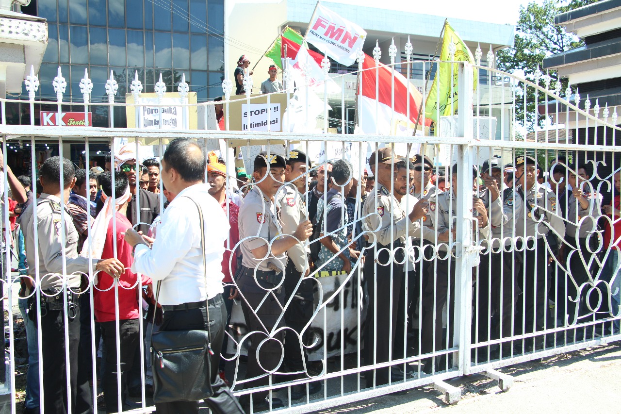 Kompi Dalmas amankan unjuk rasa didepan Mapolda NTT