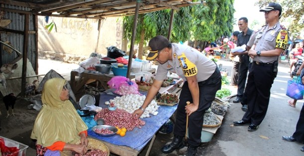 Kapolres Flotim Sidak Ketersedian dan Harga Sembako di Pasar Impres Larantuka