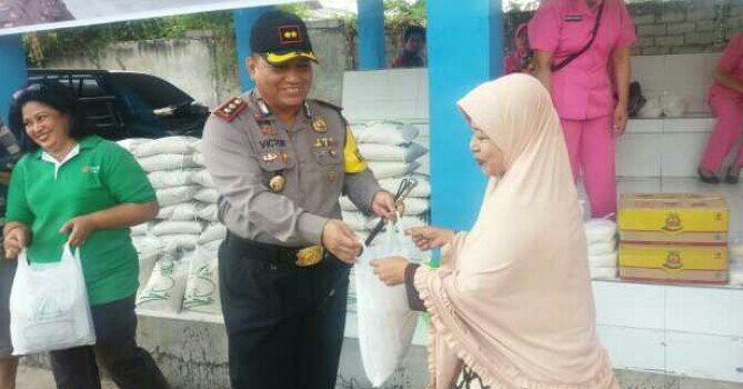 Bersama Bhayangkari, Polres Sumba Timur Gelar Bazaar Sembako Murah