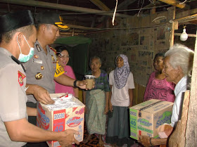 Kapolres Sikka dan Ketua Bhayangkari Cabang Sikka Berbagi Ta'jil Buka Puasa di Kampung Wuring Laut