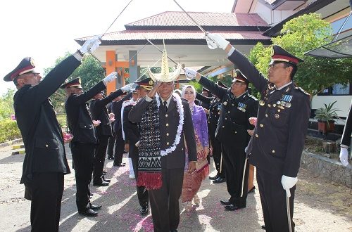 Upacara Pedang Pora iringi purna tugas salah satu Perwira Polres Rote Ndao