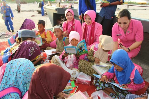 Jelang Hari Kesatuan Gerak Bhayangkari ke 66, Ketua Bhayangkari Daerah NTT Gelar Bhakti Sosial