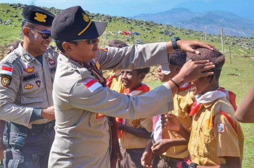 Upacara HUT Pramuka ke 57 di Puncak Bukit Hol Jab, Kapolsek Lamaknen Jadi Saksi Pengibaran Bendera Raksasa oleh Kwaran Lamaknen Selatan