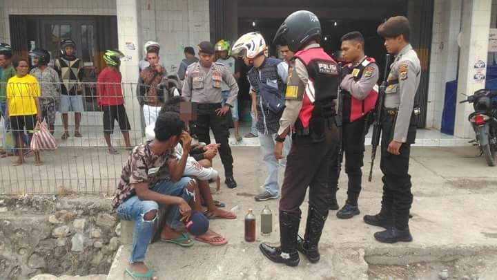 Tengah Asyik Pesta Miras, Empat Pemuda Ini Terima Pembinaan Fisik dari Anggota Sabhara Polres Belu