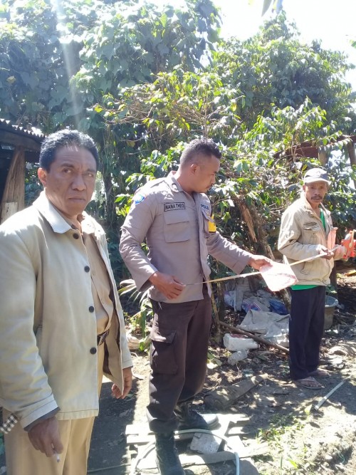 Bhabinkamtibmas Kelurahan Waso Bersama Lurah Waso Melaksanakan Pengukuran Ulang Luas Tanah Di Rt 14 Kelurahan Waso
