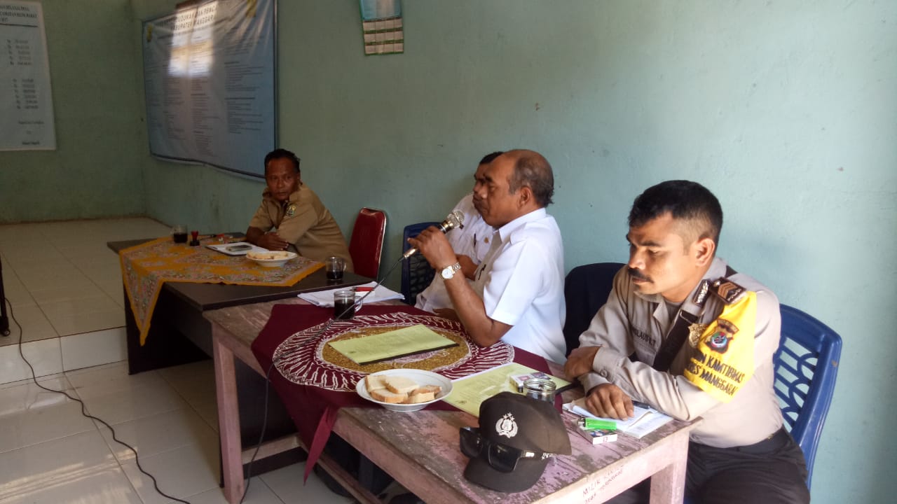 BHABINKAMTIBMAS DESA SAMBI BERSAMA BAGIAN HUKUM SETDA MANGGARAI MELAKSANAKAN KEGIATAN PENYULUHAN HUKUM