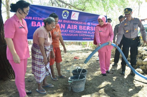 Bhayangkari Daerah NTT Bagi-Bagi Air Bersih di Dua Kelurahan Ini