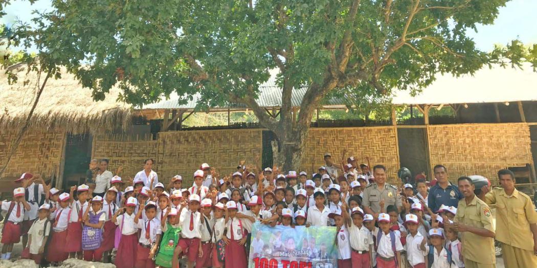 Langkah Sosok Bripka, 100 Topi SD Untuk 1 Sekolah