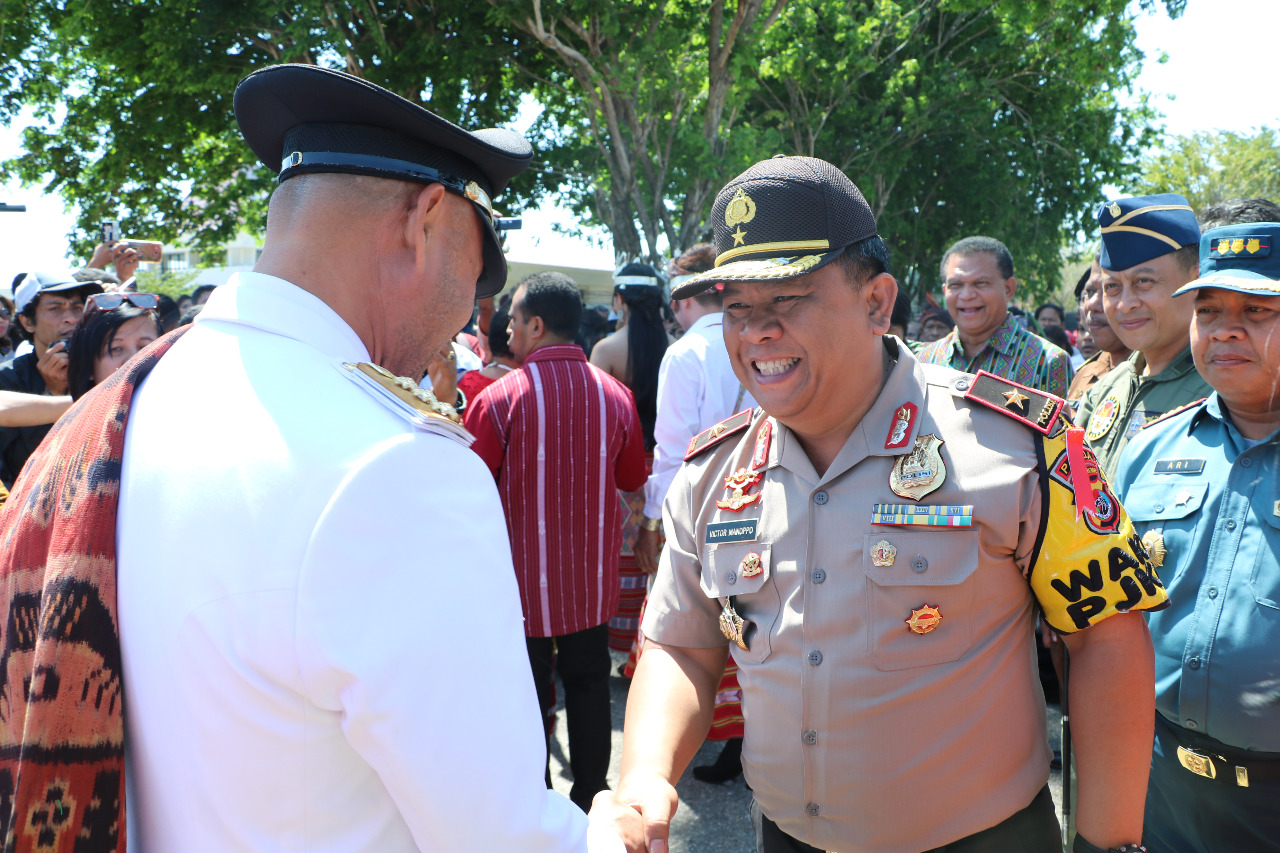 Wakapolda NTT jemput kedatangan Gubernur NTT di bandara Eltari Kupang