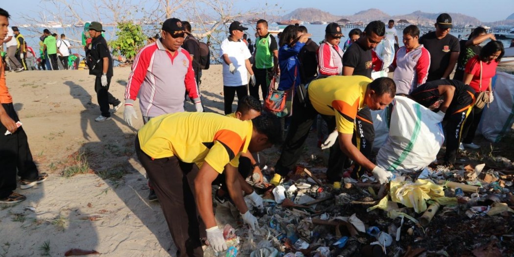 Dukung Pariwisata, Polres Mabar Ikut Andil Dalam Giat Gerak Bersih Pantai dan Laut