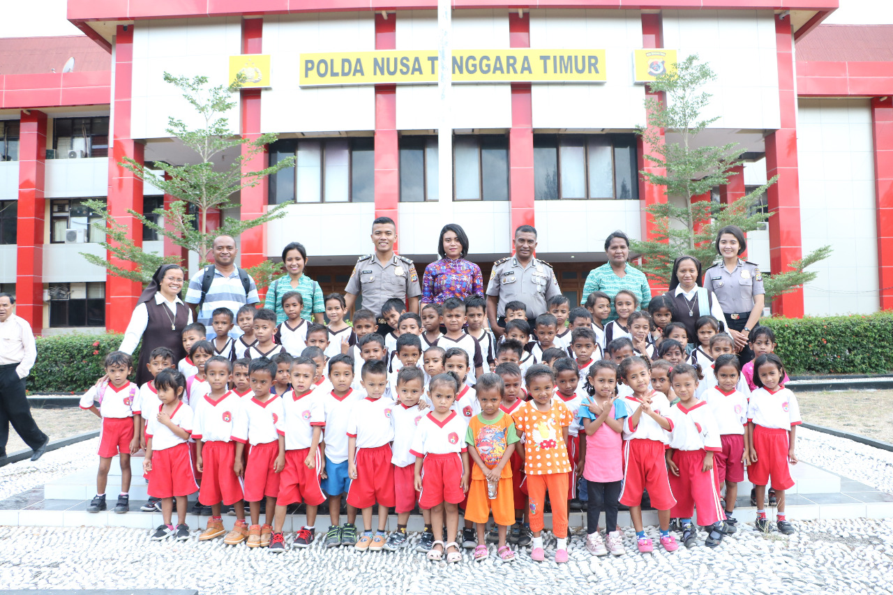 Keceriaan Anak-anak TK Sta. Maria dan SDK Mater Carmelia Pariti Saat Kunjungi Polda NTT