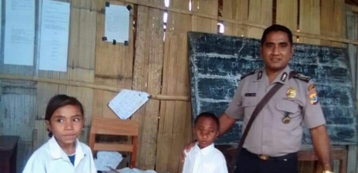 KONDISI SEKOLAH TIDAK LAYAK, INI YANG DILAKUKAN BRIPKA ARYANTO DOWA