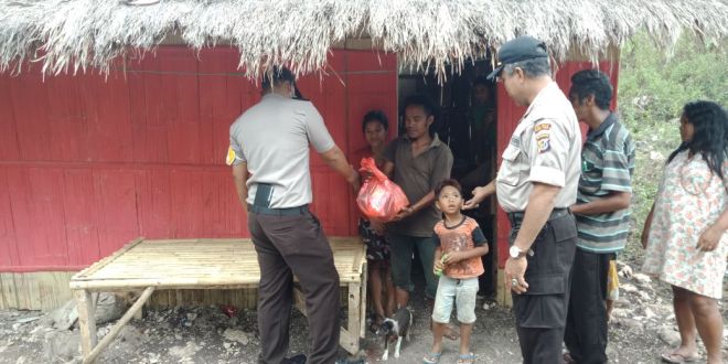 Bagi Sembako Kepada Warga, Wakapolsek Lewa : ” Ini Bentuk Pelayanan Prima Polri Kepada Masyarakat “