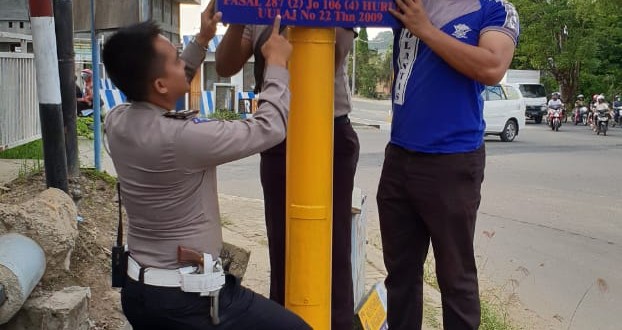 Jelang Tahun Baru 2019, Sat Lantas Polres Manggarai Barat Pasang Rambu Petunjuk Lalu Lintas