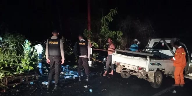 Angin Kencang Tumbangkan Tiang Listrik, Sat Sabhara Polres Manggarai Barat Bantu Pengamanan Dalam Proses Perbaikan