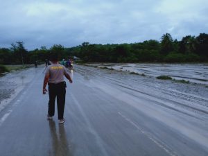 Sungai Baukama Meluap Hingga Merendam Rumah Warga, Polsek Tasifeto Timur Ingatkan Warga untuk Waspada