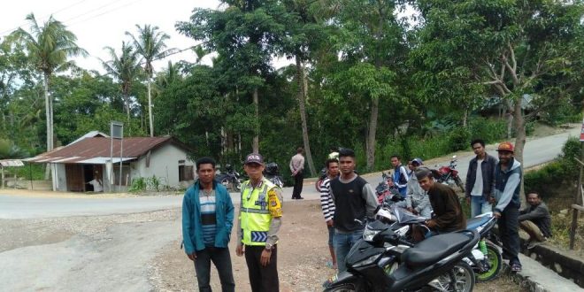 Kunjungan Wakapolda NTT dan Gubernur NTT, Bhabinkamtibmas Melaksanakan Pengamanan Jalur Jalan