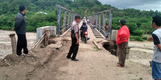 Pantau Tanah Lonsor, Kapolsek Amanuban Timur Beri Himbauan Kepada Warga