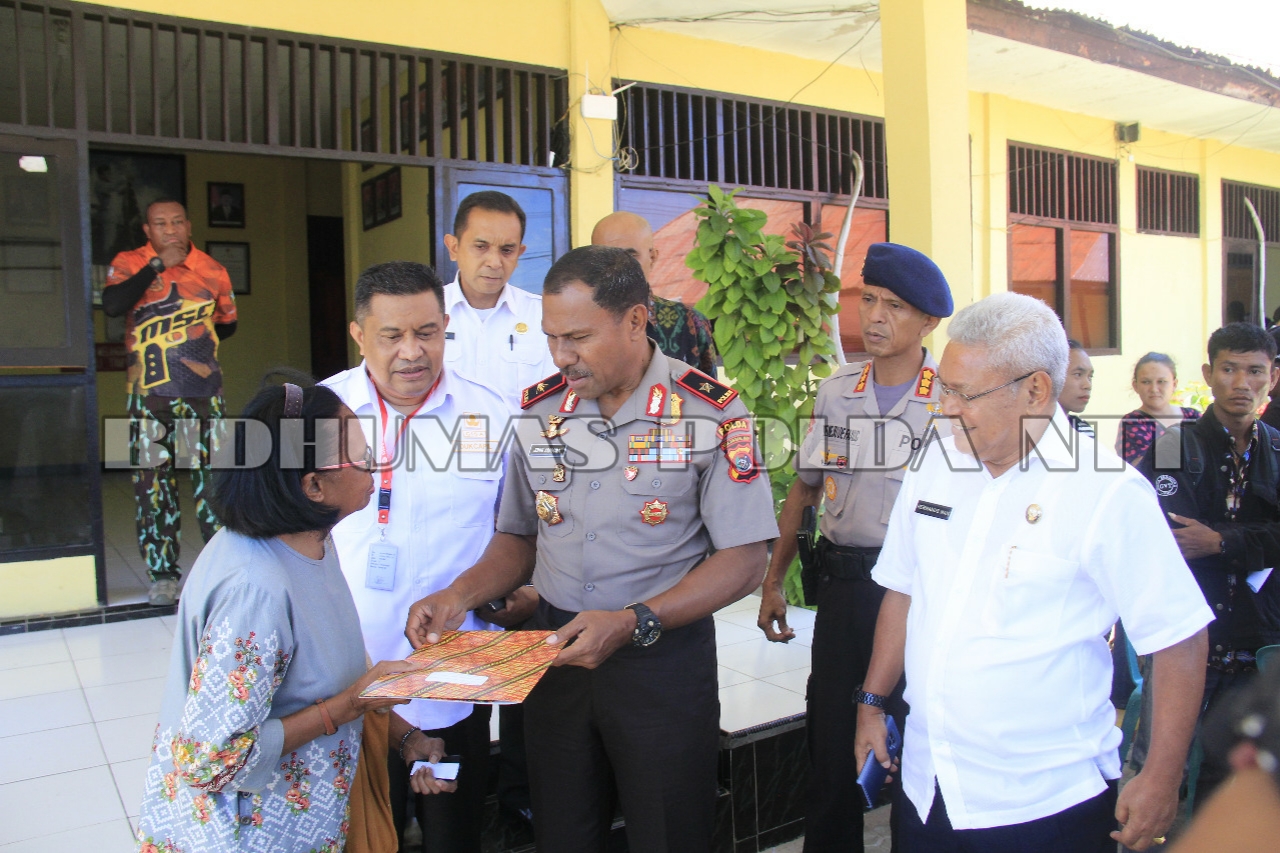 Wakapolda NTT Pantau Langsung Pelaksanaan Perekaman E-KTP pada Hari Ketiga di Mako Brimobda NTT