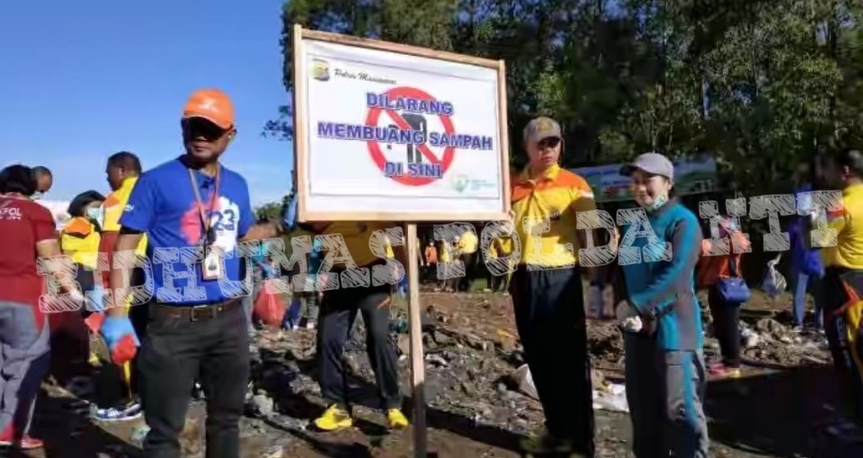 Dalam Rangka HPSN, Polres Manggarai Pungut Sampah