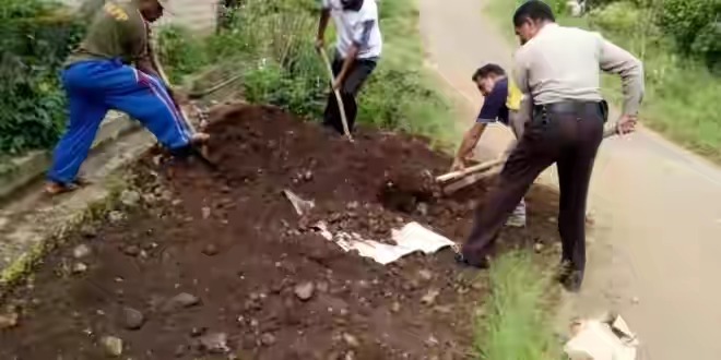 Bersih itu Indah, Bhabinkamtibmas Kelurahan Wae Belang Gelar Kerja bakti bersama