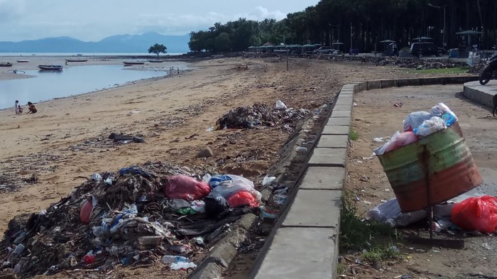 Personel Polda NTT Lakukan Aksi Perangi Sampah