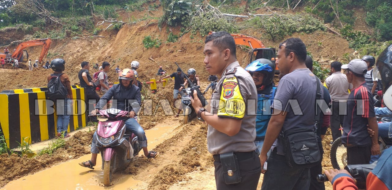 Bhabinkamtibmas Watu Wangka Lakukan Pengaturan Lalu Lintas di Lokasi Longsor