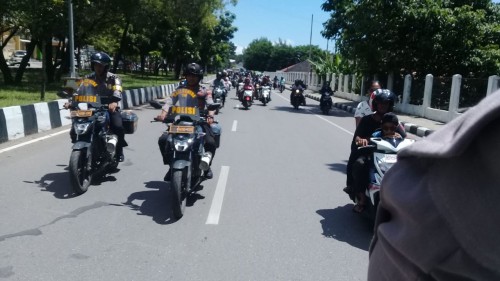 Personel Warung Samapta Polda NTT Melakukan Pengawalan Jenasah