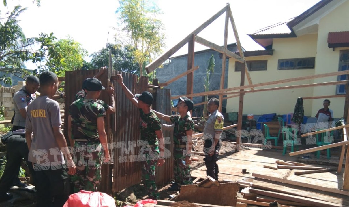 Tim Gabungan Polri dan TNI Membantu Warga Musibah Puting Beliung