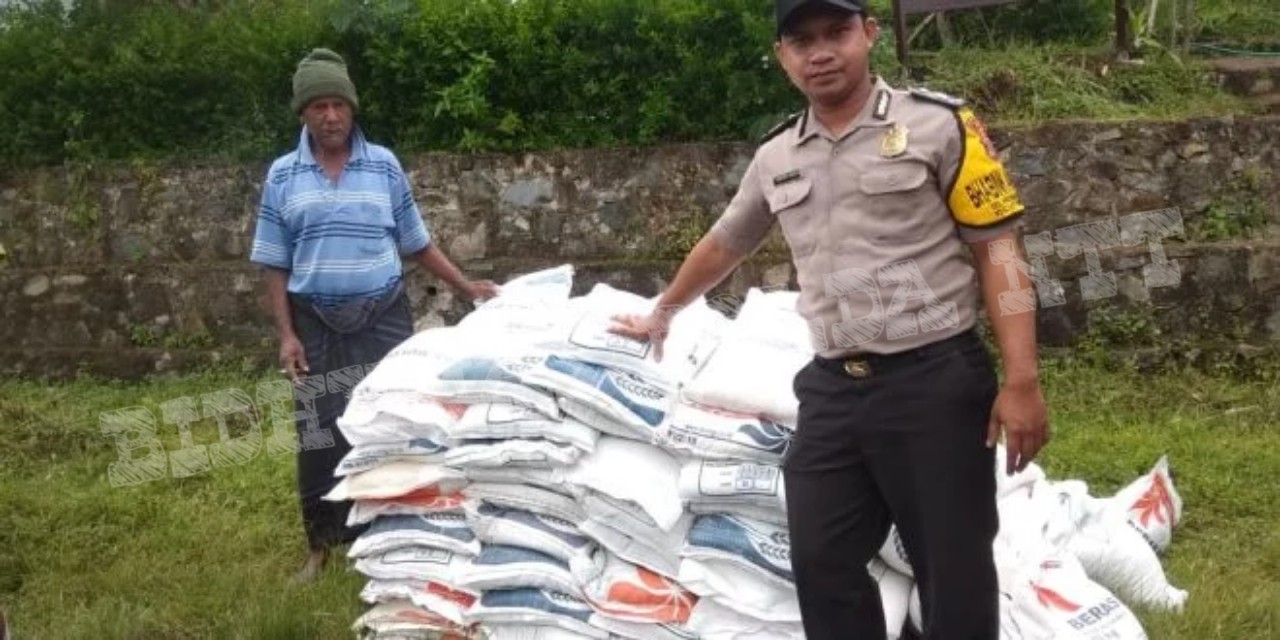 Bhabinkamtibmas Nggumbelaka Melakukan Pengawalan dan Pengawasan Bansos Tahap I