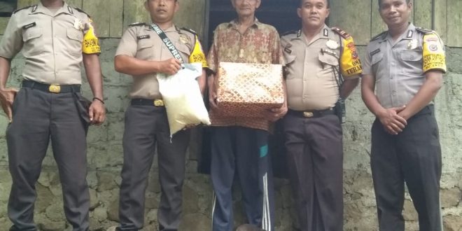 Polres Ende Peduli, Beri Bantuan Sembako Bagi Warga Kurang Mampu