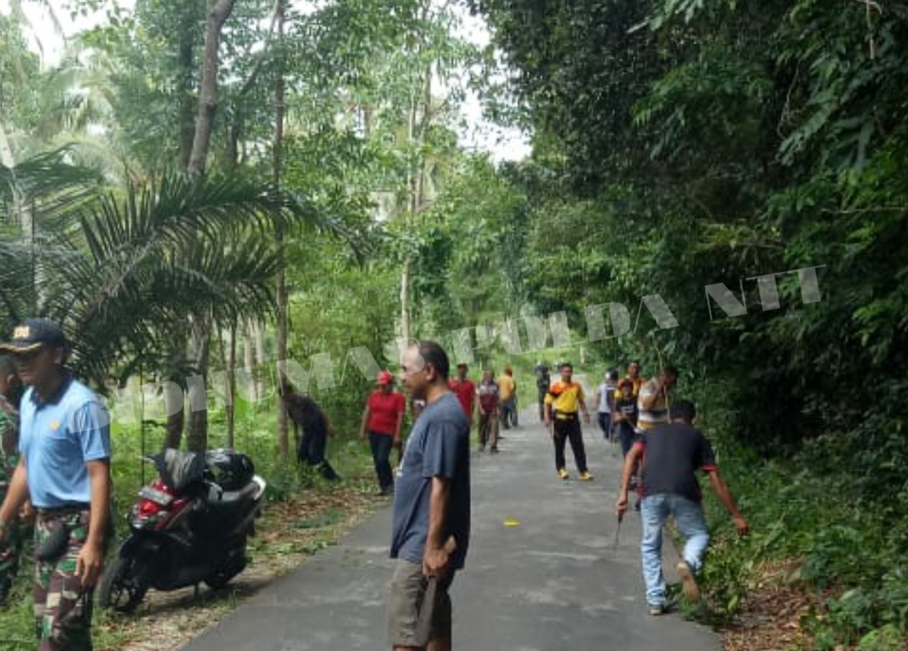 Bhabinkamtibmas Kelurahan Buraen Bersama Warga Gotong Royong Bersihkan Jalan