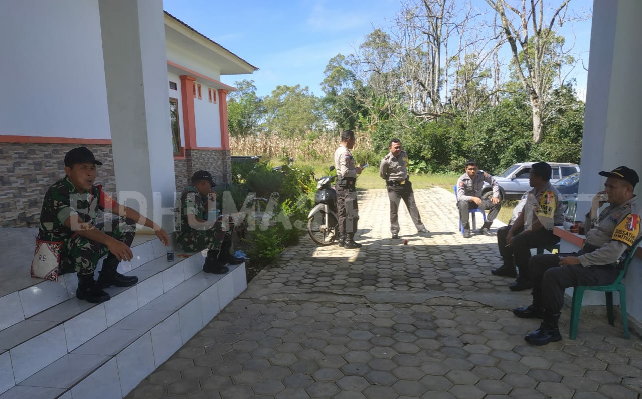 Personel Polres Ngada Lakukan Pengamanan Rekapitulasi penghitungan Suara Pemilu Tingkat PPK Kecamatan Golewa Barat