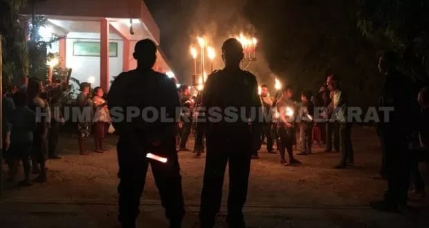 Pawai Obor Semarakkan Perayaan Paskah di Waikabubak