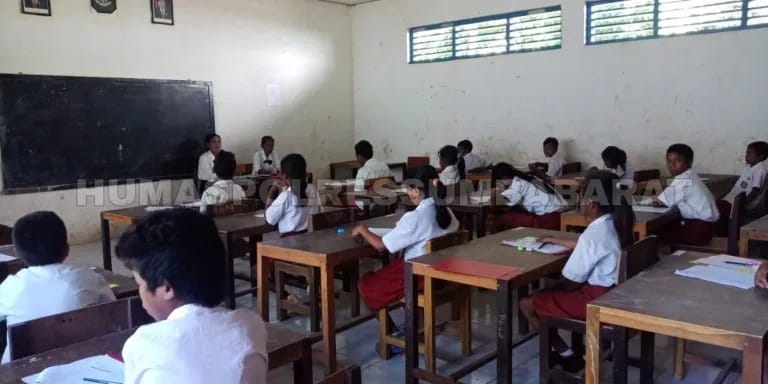 Kanit Sabhara Polsek Kodi Laksanakan Pengamanan Pelaksanaan UN di SD Inpres Bala Moro & SMPN 4 Kodi Bangedo