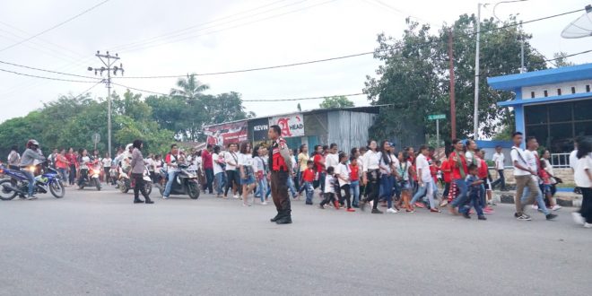 Ribuan Umat Kristen Pawai Obor Rayakan Paskah 2019, Personil Polres Belu Turun ke Jalan Lakukan Pengamanan