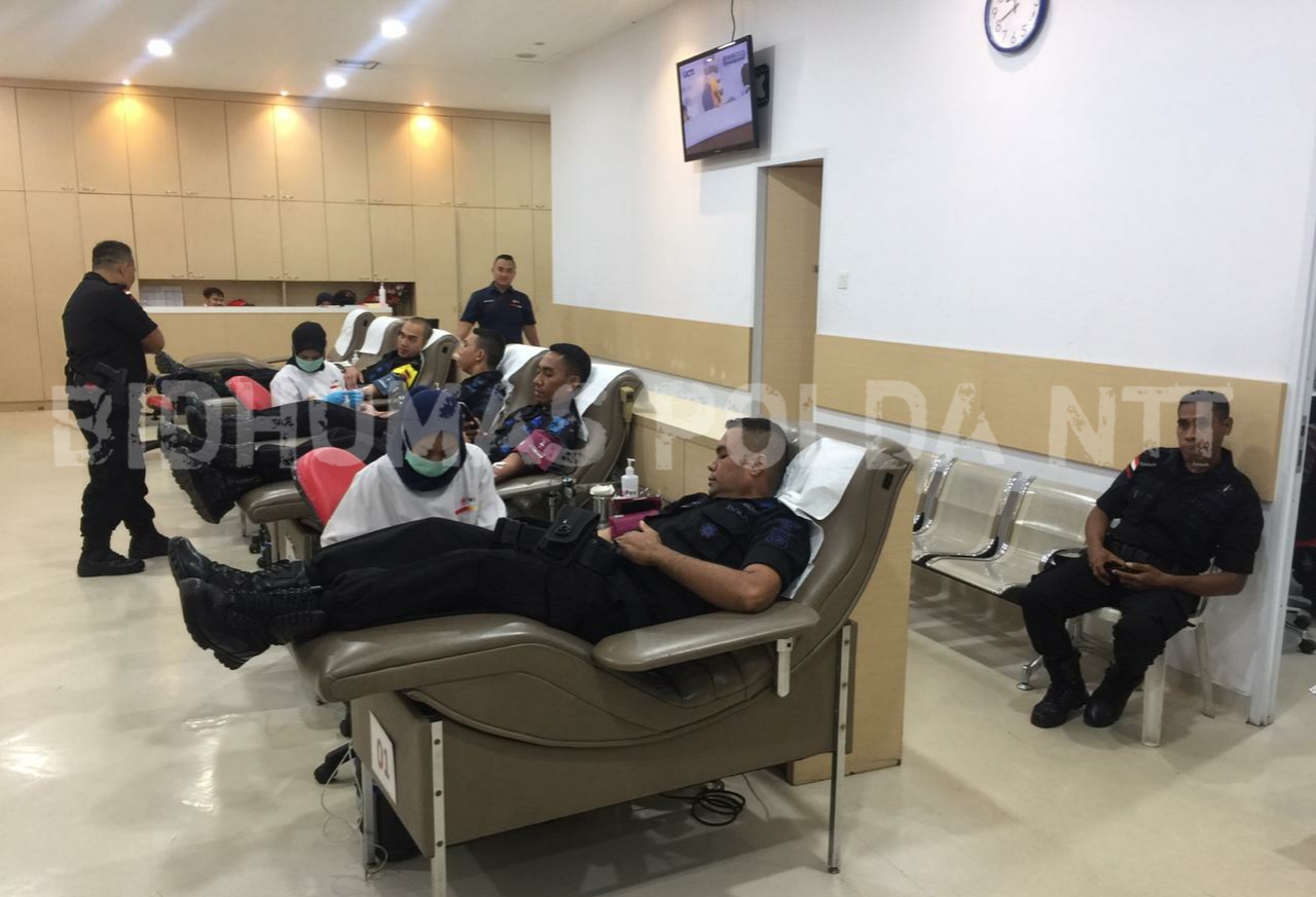 Penuhi Kebutuhan Darah, Personel Sat Brimob Polda NTT BKO Polda Metro Jaya Ikut Kegiatan Donor Darah di Jakarta