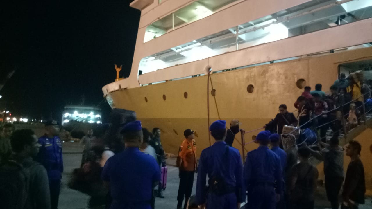 Perlancar Arus Mudik, Personel Dit Polair Polda NTT Melakukan Pengamanan di Pelabuhan Tenau Kupang