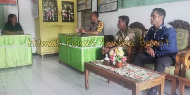 Bhabinkamtibmas Mengajak Guru SDM Waimangura Hindari Kekerasan Terhadap Anak