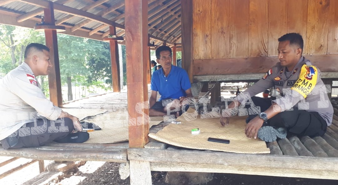 Jalin Silaturahmi Dengan Warganya, Kapolsek Lamboya Gelar Patroli Sambang di Desa Watukarere