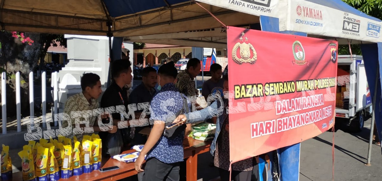 Dalam Rangka Hut Bhayangkara Ke 73, Polres Sikka Gelar Bazar Sembako Murah