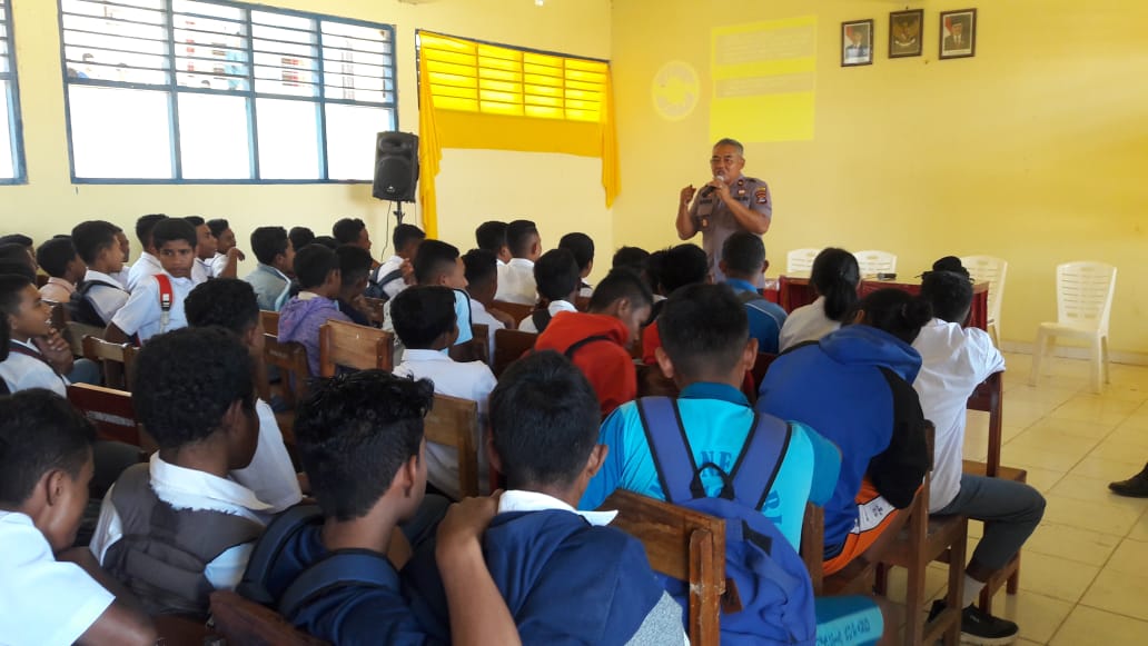 Jadi Narasumber di SMK 5 Kupang, Kapolsek Oebobo Beri Materi Ini