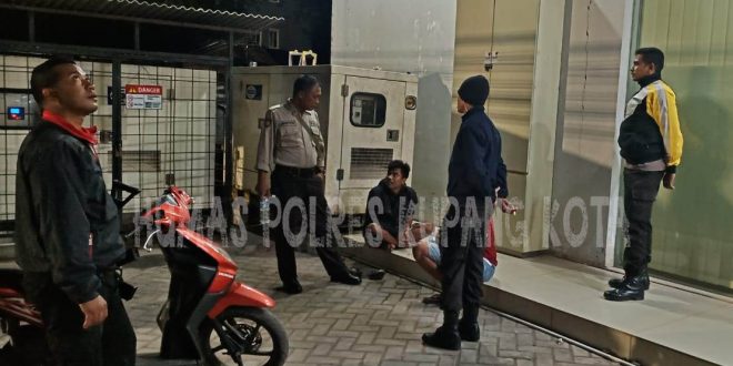 Patroli Dialogis,Sat Samapta Polres Kupang Kota Bubarkan Pemuda yang Asik Miras